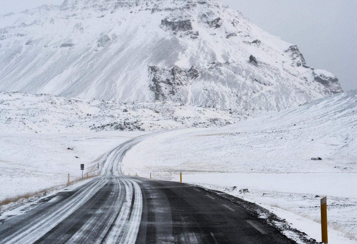 Στην εικόνα απεικονίζεται ένας χιονισμένος δρόμος.